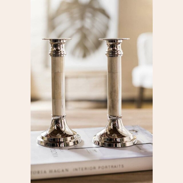 SET DE 2 CANDELABROS - PLATEADO Y HUESO
