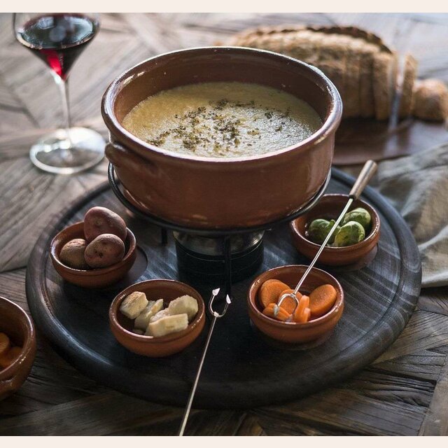 FONDUE CON 6 CAZUELITAS Y 6 PINCHOS CROMADOS