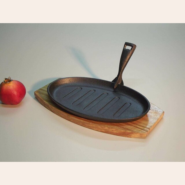 PLANCHA DE HIERRO OVAL CON BASE DE MADERA 