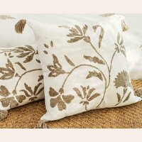 ALMOHADON CON FLORES DE RAFIA BORDADAS A MANO - 50 X 50 CMS
