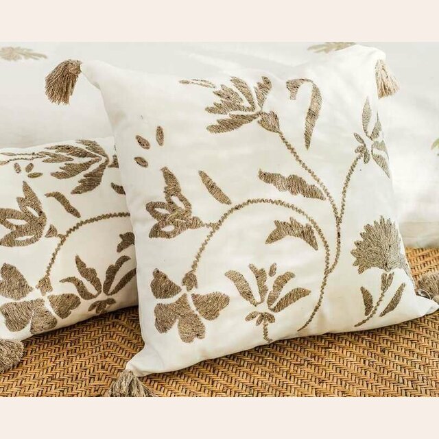 ALMOHADON CON FLORES DE RAFIA BORDADAS A MANO - 50 X 50 CMS