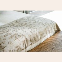 PIE DE CAMA DE LINO BORDADO - HOJAS - 2.60 X 0.70