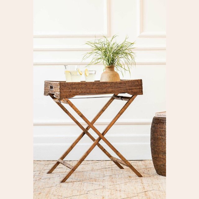 BANDEJA DE RATTAN CON SOPORTE / MESA AUXILIAR / BARCITO