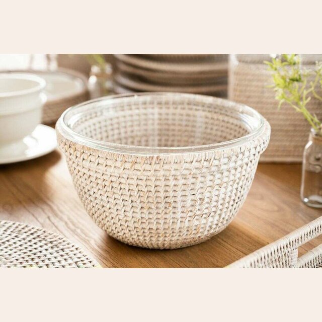 ENSALADERA DE VIDRIO CON BASE DE RATTAN WHITE - 26 X 14.5 CMS