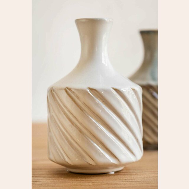 BOTELLA DE CERAMICA TORNEADA OFF WHITE - ALTURA 16 CMS
