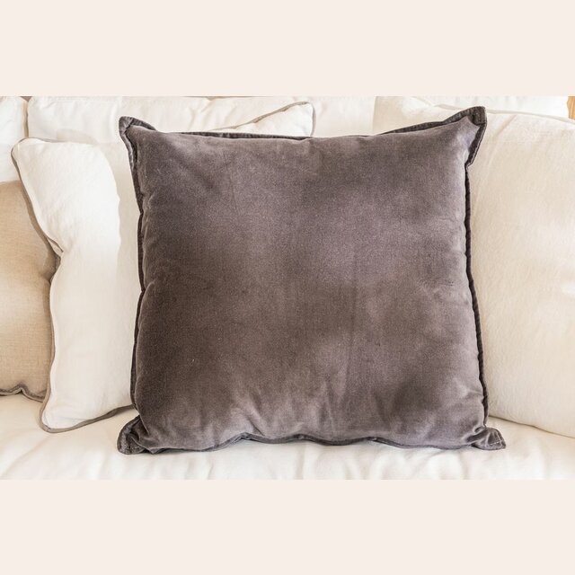 ALMOHADON TERCIOPELO GRIS - 55 X 55 CMS