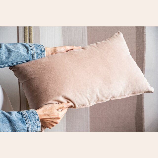 ALMOHADON TERCIOPELO ROSA - 50 X 30 CMS