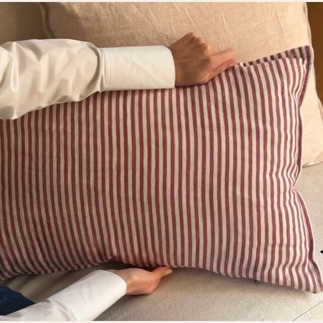 ALMOHADON LINO RAYAS ROJAS - 70 X 43 CM.