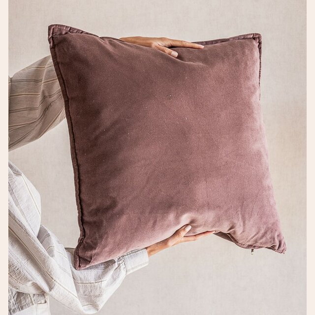 ALMOHADON TERCIOPELO - UVA - 55 X 55 CMS